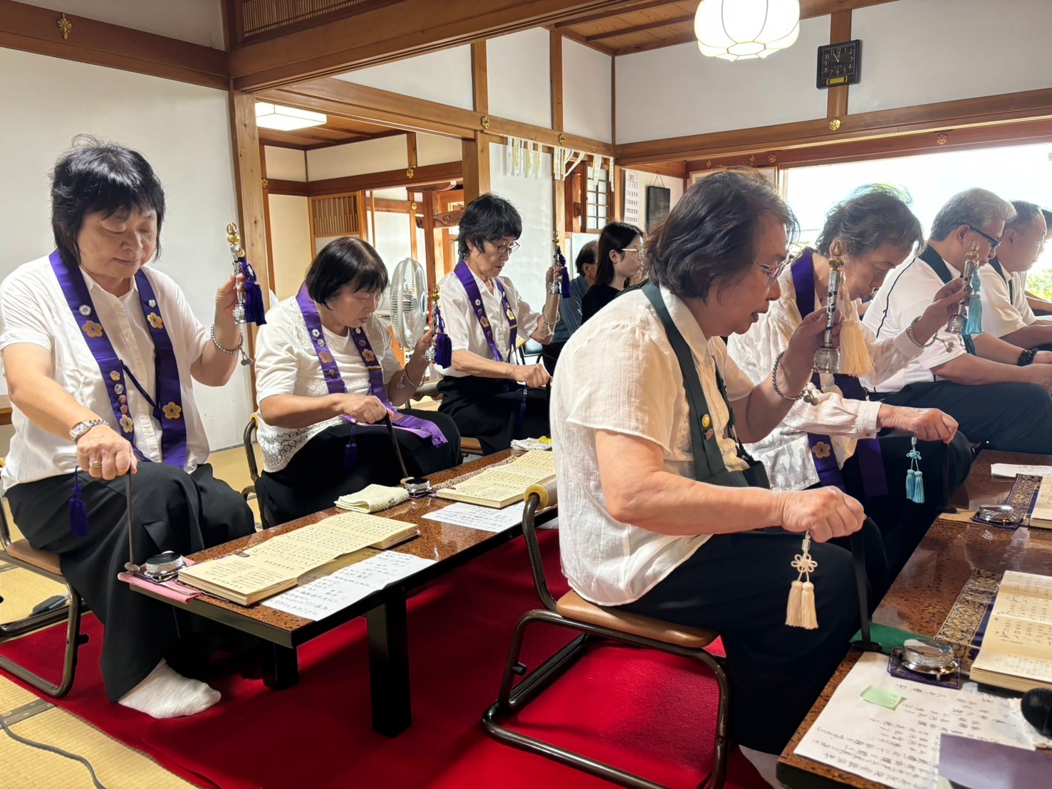 梅花講のご詠歌奉詠から法要が始まる。